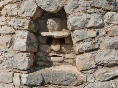 � un autoritratto di Tonino, una sorta di maschera apotropaica: ne troveremo numerose e alcune ci aiuteranno a capire perch� la �Torre degli spiriti� si chiama cos�